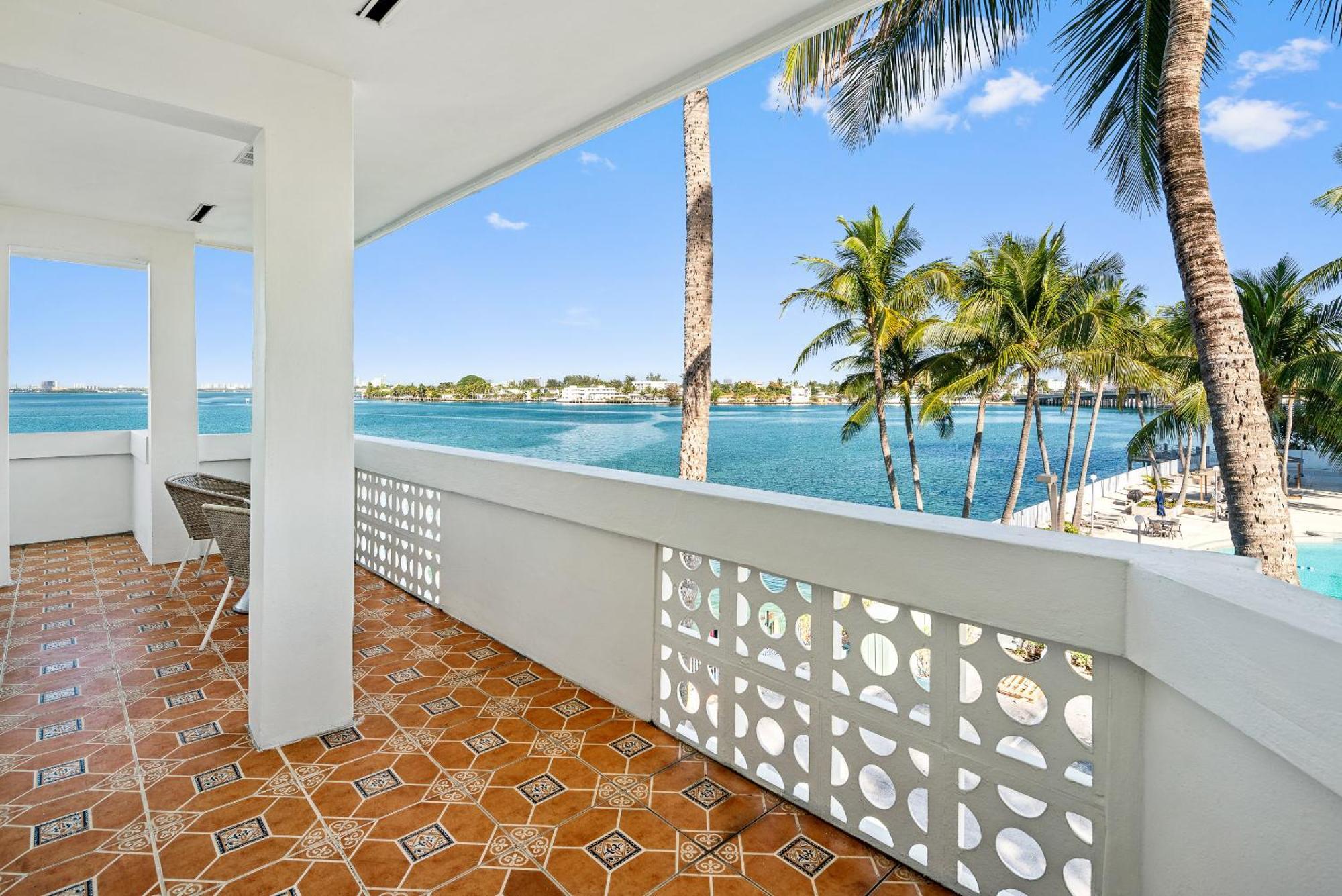 فندق بست ويسترن أون ذا باي إن آند مارينا North Bay Village المظهر الخارجي الصورة