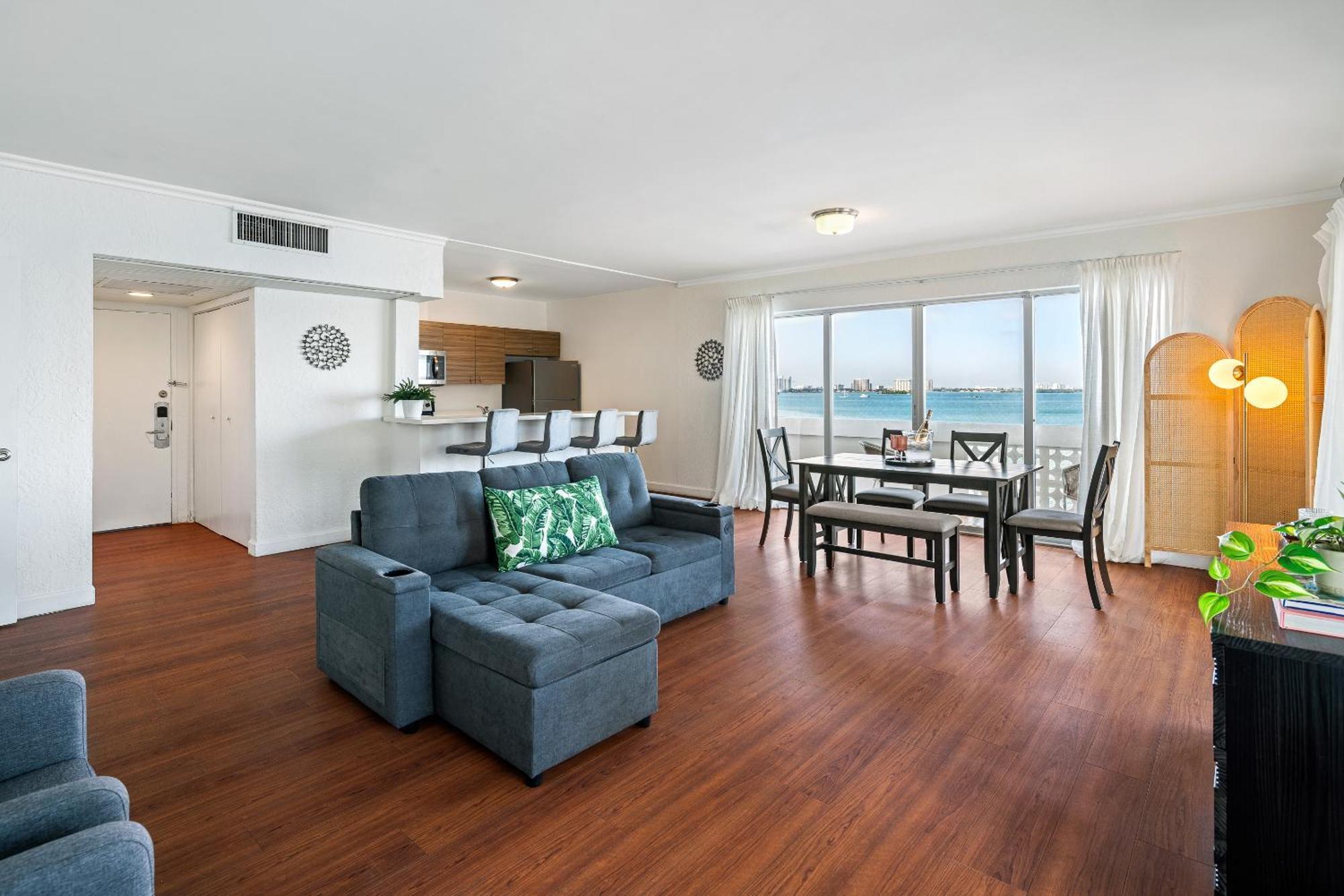فندق بست ويسترن أون ذا باي إن آند مارينا North Bay Village المظهر الخارجي الصورة
