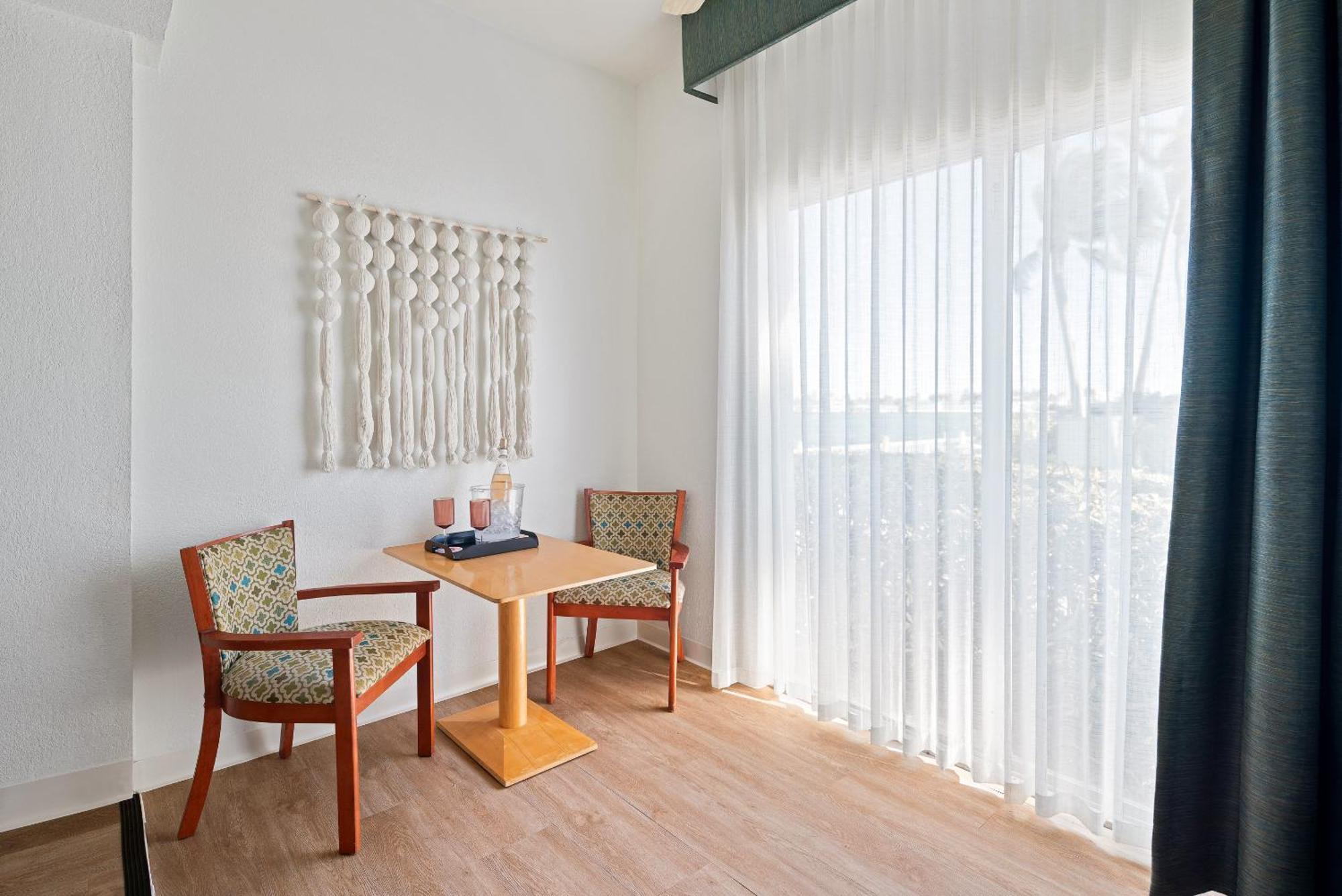 فندق بست ويسترن أون ذا باي إن آند مارينا North Bay Village المظهر الخارجي الصورة