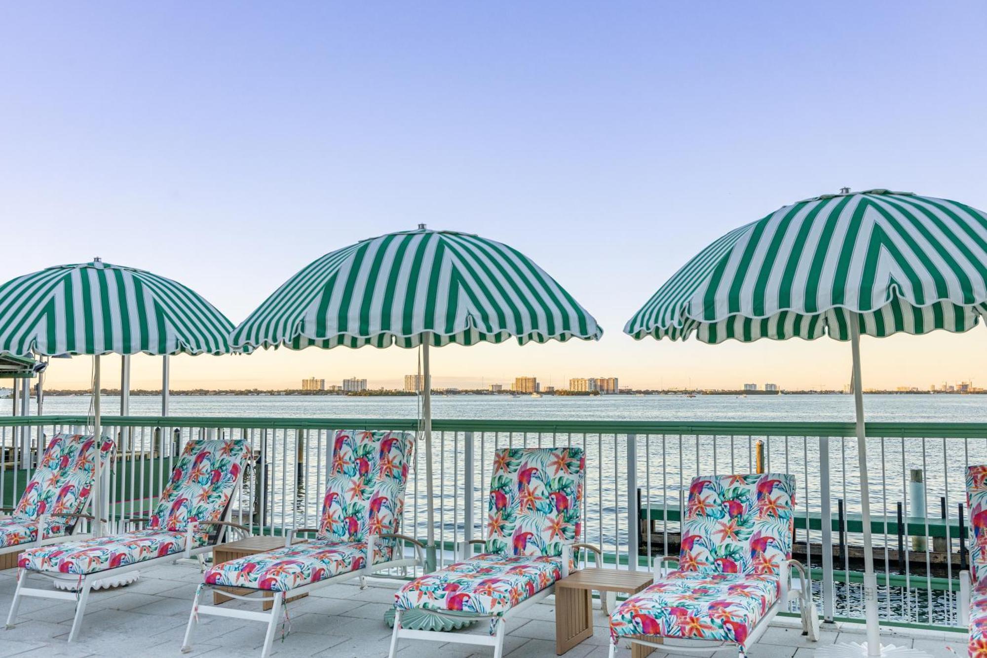 فندق بست ويسترن أون ذا باي إن آند مارينا North Bay Village المظهر الخارجي الصورة
